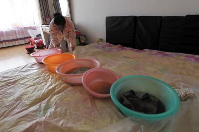 耿马楼上漏水，住户失联，小区没物管，业主维权难！律师来支招……